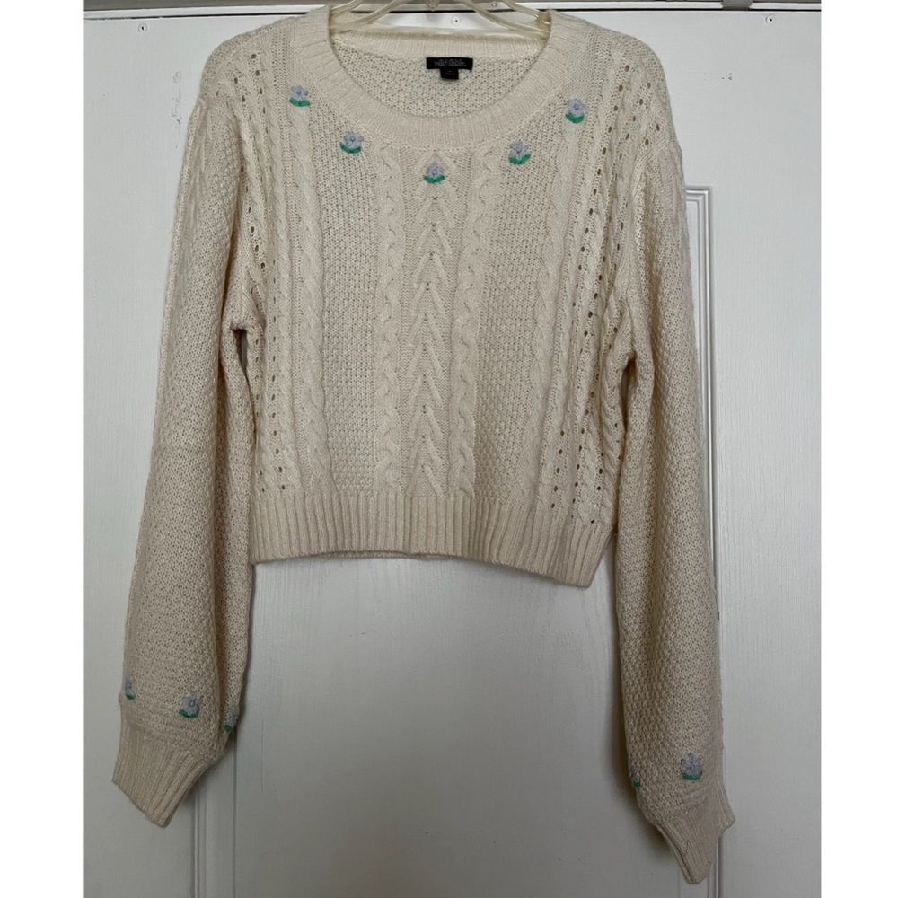 Cropped sweater with balloon sleeves and adorable embroidered flower detail
